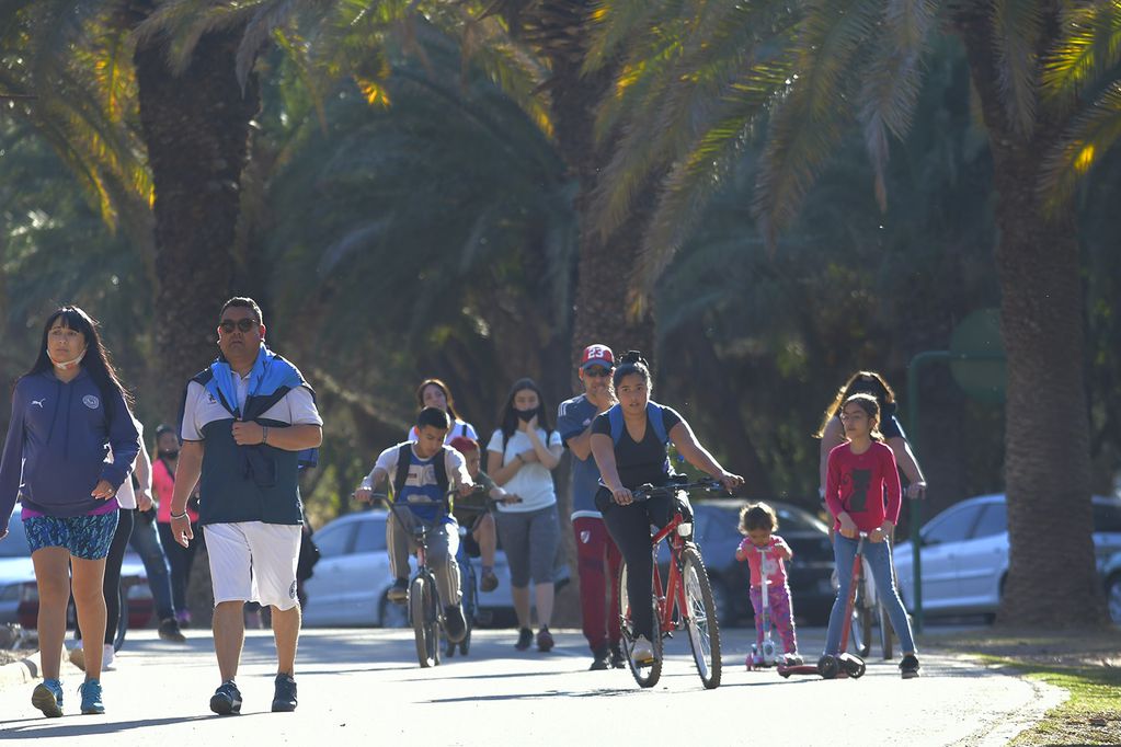 Mendocinos aprovechan el buen clima para salir a caminar por el Parque General San Martín.
Foto: Orlando Pelichotti