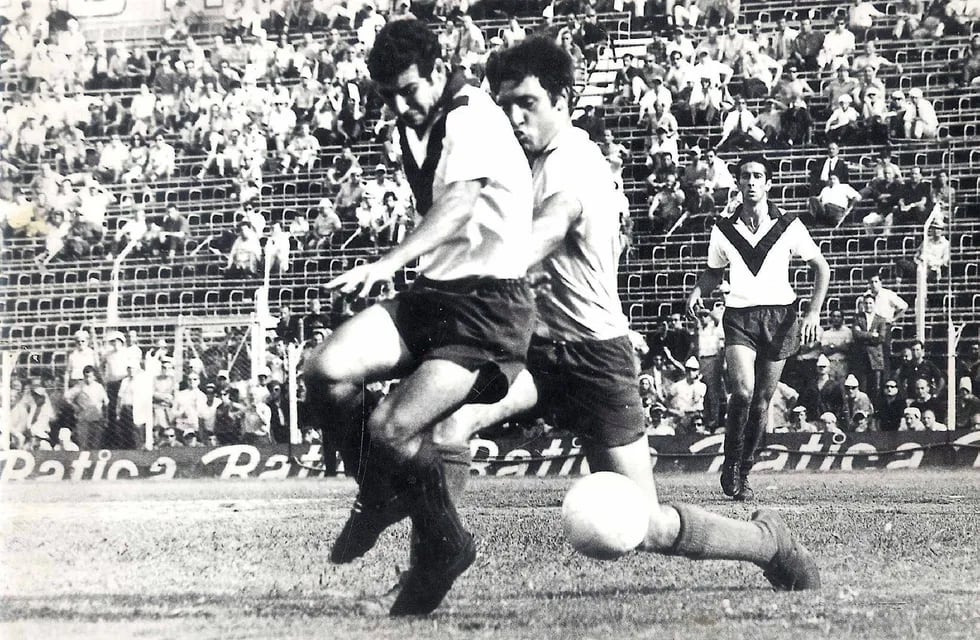 Mario Nogara lleva el balón mientras lo persigue Alfio "Coco" Basile, más atrás viene Whebe. Fue en el 4-2 de Vélez a Racing en la final del Metropolitano de 1968 en el viejo Gasómetro de Avenida La Plata.