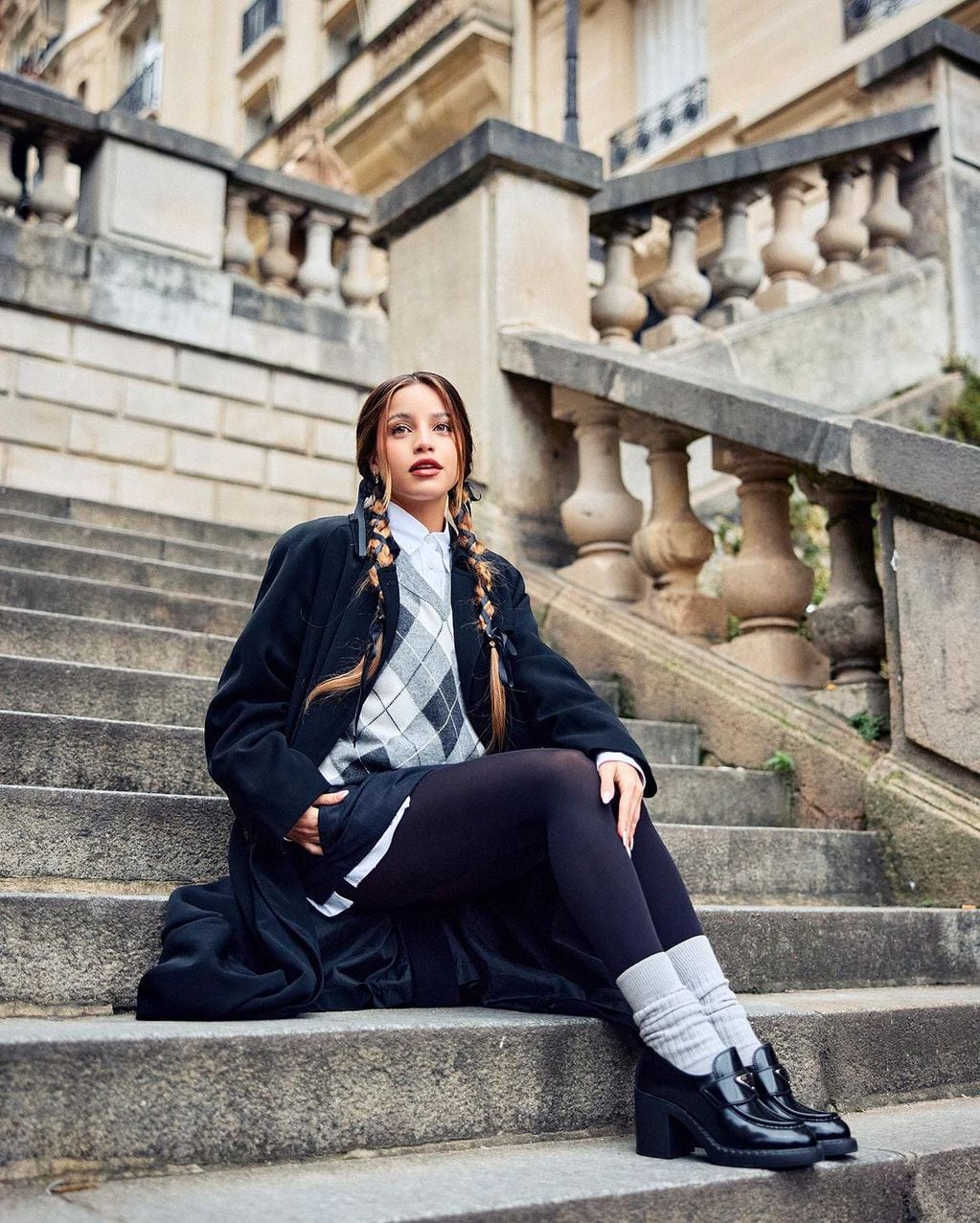Desde París, Emilia Mernes lució un sueter tejido con rombos y marcó tendencia