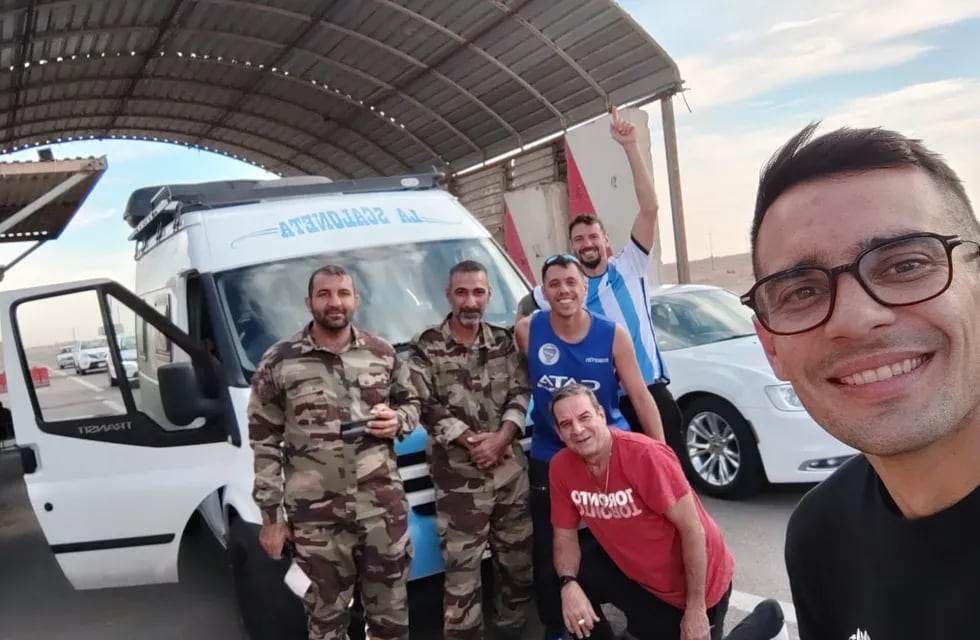 Agustín, Tomislav, Felipe y Sergio posan con soldados en una base militar iraquí. / gentileza