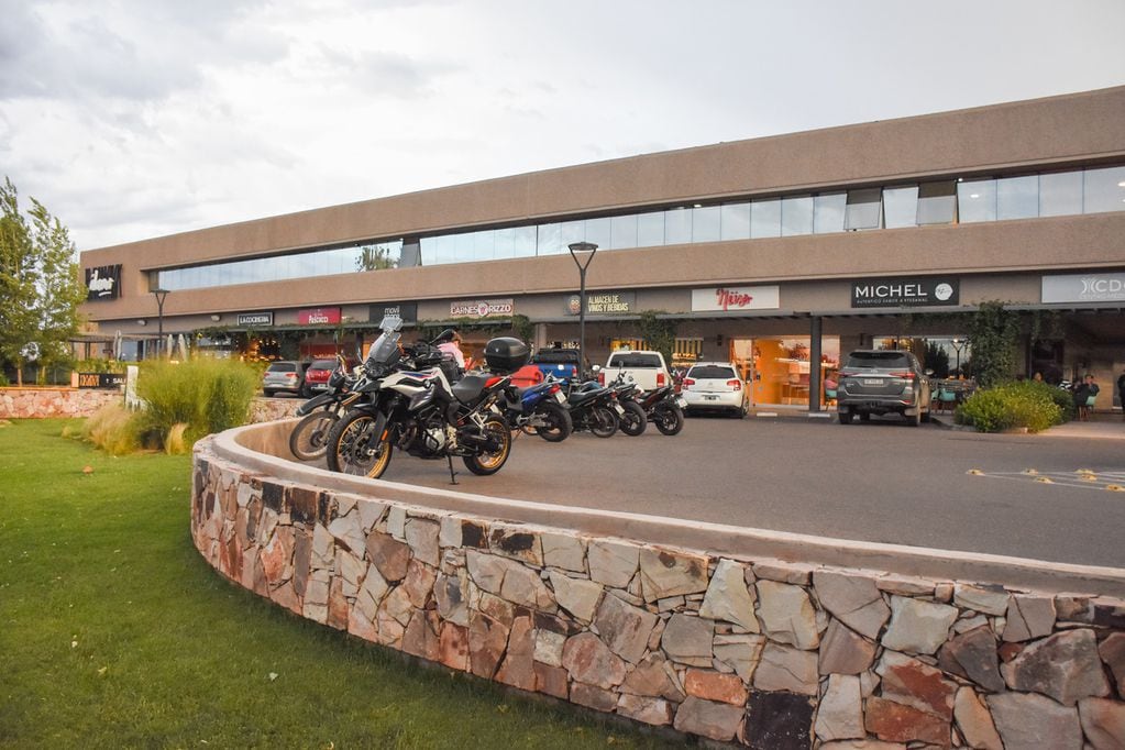 El bum de los Stripp Center generó oportunidades de negocio para nuevas marcas locales, que se adaptaron a las demanda del público. / Foto: Los Andes