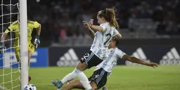 La selección fememina en el Kempes ante Chile