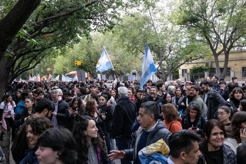 El 23 de abril, desde las 16, la comunidad universitaria se movilizará hasta la Plaza Independencia para defender la educación pública.