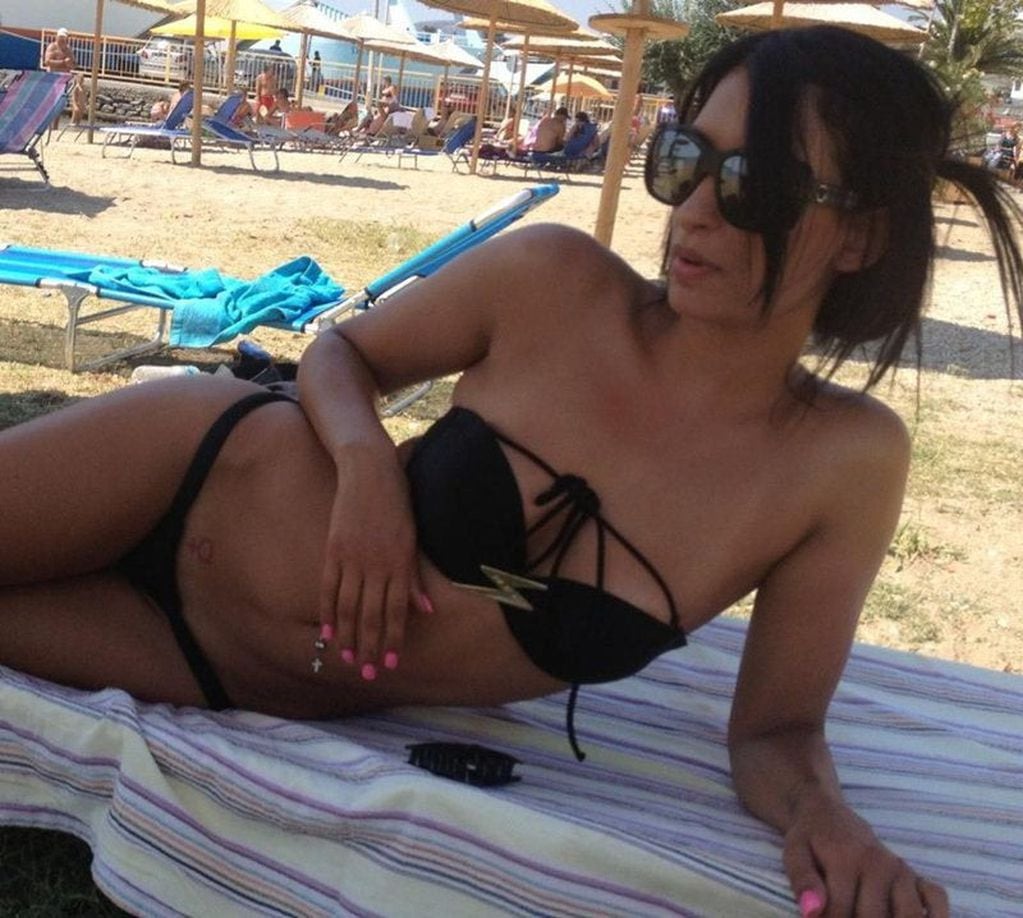 La modelo griega y chica Playboy Afroditi Barba fue arrestada cuando trasladaba 35 paquetes de cocaína.