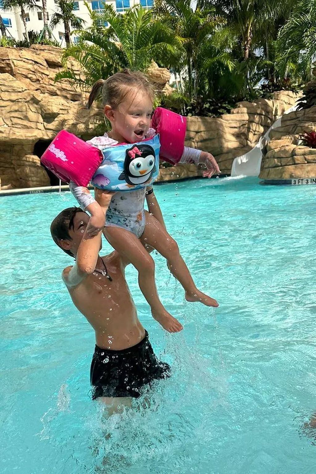 Pampita y sus vacaciones en Miami con sus hijos