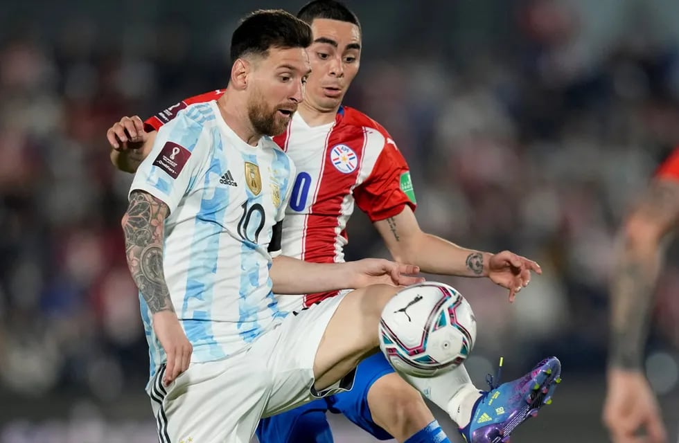 Lionel Messi ante Jorge Almirón en el partido que Paraguay y Argentina jugaron en Asunción por las Eliminatorias Sudamericanas. (AP)