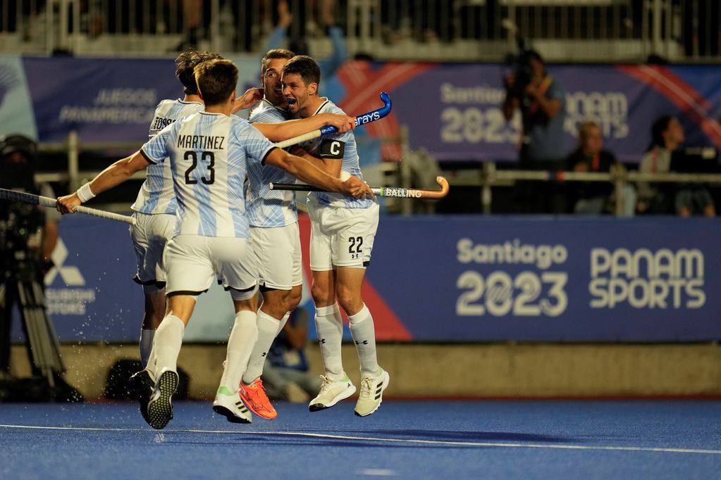 Los Leones y la selección de Chile en la final de los Juegos Panamericanos Santiago 2023. (AP)