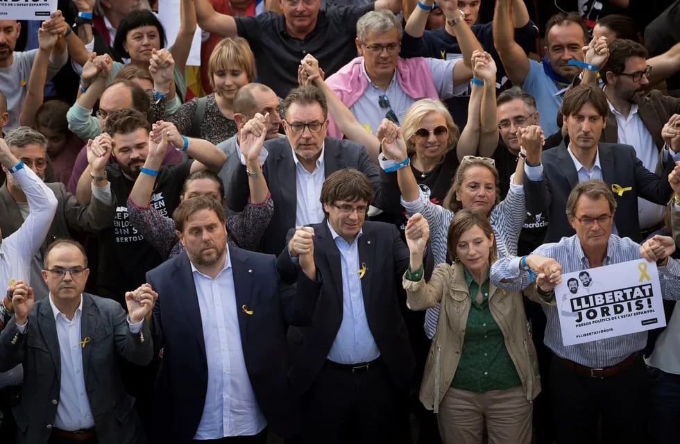 Envían a prisión a 8 miembros del destituido gobierno catalán
