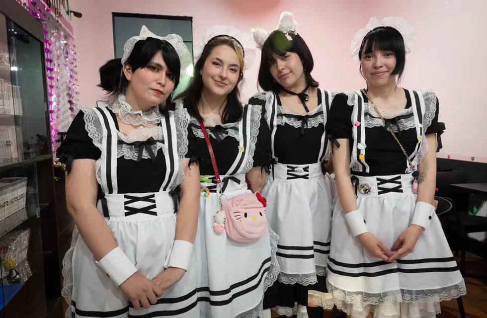 El café maid está atendido por chicas vestidas como sirvientas que atienden a los clientes como si fueran “sus amos”. La idea surgió en Japón para la gente en soledad.| Foto: Ignacio Blanco / Los Andes