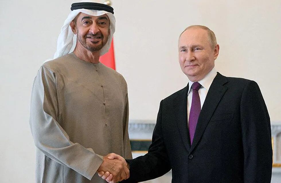 Mohamed bin Zayed Al Nahyan y Vladimir Putin, presidentes de Emiratos Árabes Unidos y Rusia respectivamente. Imagen de archivo.