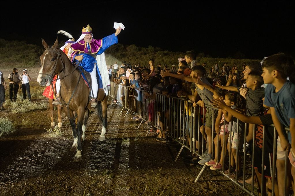 La tradicional cabalgata de los Reyes Magos volverá a los cerros del oeste de Godoy Cruz, mañana desde las 21:30.

Foto: Ignacio Blanco / Los Andes 